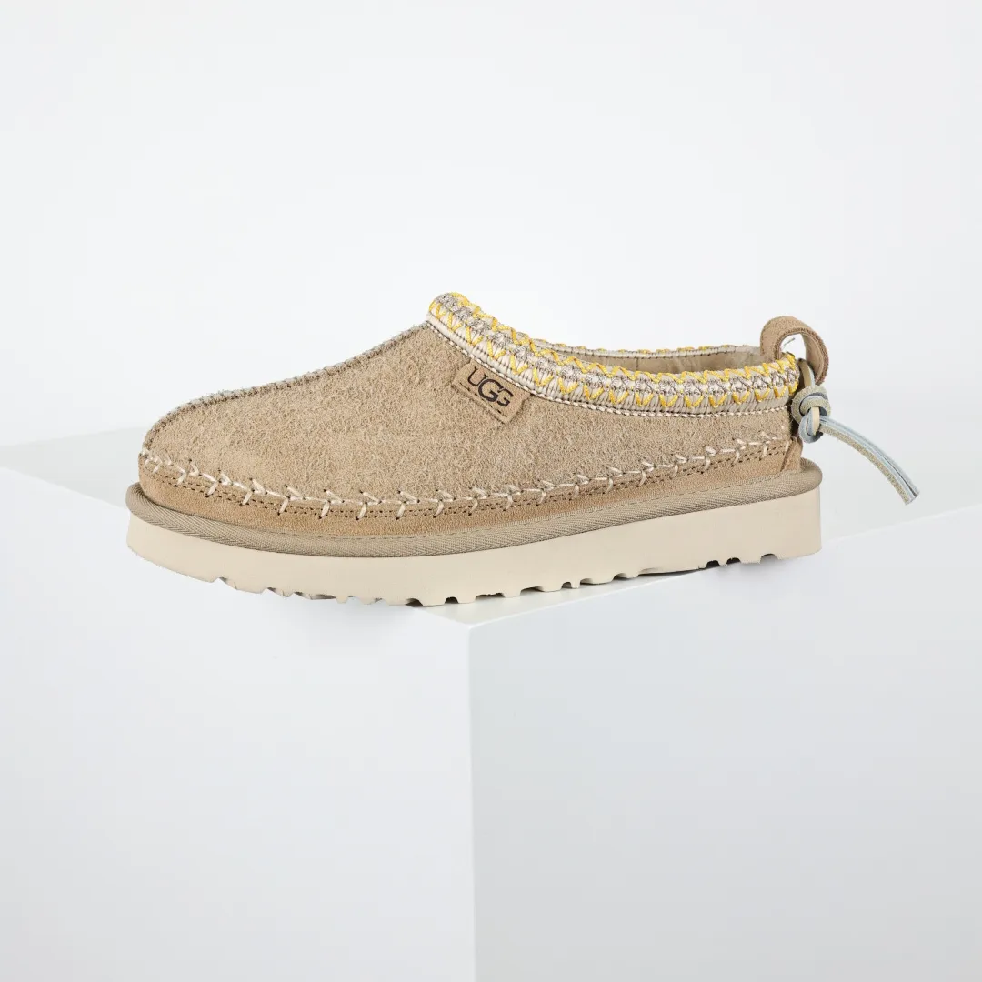 Copywriting price 💰580 The core recommendation is good price. The platform’s foreign trade is exclusively for UGG UGG women’s snow boots 1171444. Produced by the ten-year-old brand shoemaking factory production line. Pay attention to every detail. Longfeng A-grade genuine sheep fur is integrated. It is built in full compliance with the ZP process. Size: 35 36 37 38 39 40